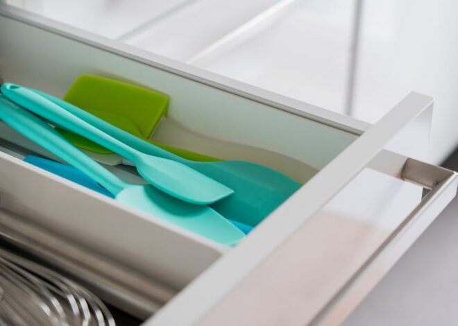 Sockelschubladen in der Küche nachrüsten: Planung, Systeme, Montage und echte Kosten