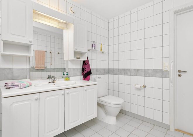 Spiegelschrank im Bad nachrüsten: Auswahl, Aufmaß, Elektro, Montage und echte Kosten